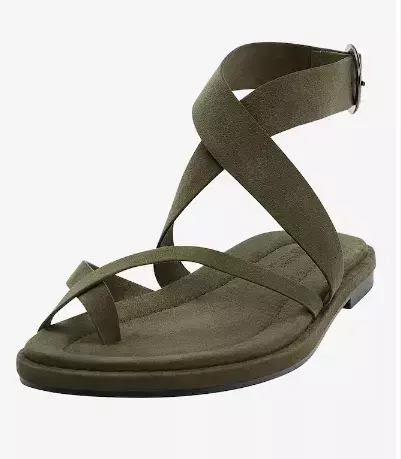 Nudí vás bílá? Pak obujte boty v jedné z trendy barev roku 2025