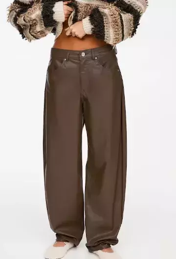 Letošní jaro volá po hnědých sukních a kalhotách