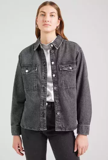 Klasické džíny? Už nikdy víc. Na jaře 2025 se nosí všechno jiné než klasika