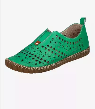 Nudí vás bílá? Pak obujte boty v jedné z trendy barev roku 2025