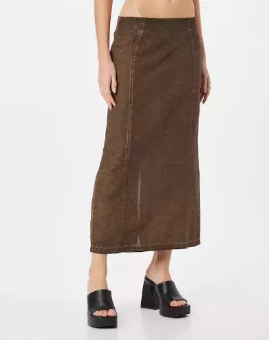 Letošní jaro volá po hnědých sukních a kalhotách