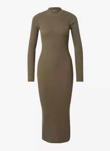 Úpletové šaty jako trend roku 2025