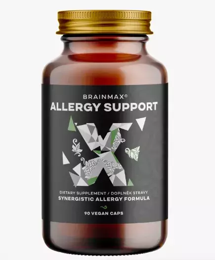 <p><strong>Doplněk stravy BrainMax Allergy Support, 799 Kč</strong></p>

<p>BrainMax Allergy Support je kombinace deseti látek a extraktů z bylin navržených tak, aby poskytoval efektivní pomoc dýchacím cestám. Obsahuje kvercetin, bromelain, lipozomální vitamín C, extrakt z kopřivy dvoudomé, děvětsilu, řimbaby spolu s N-Acetyl-L-Cysteinem a antioxidanty apigeninem a pycnogenolem. Kapsle jsou rostlinného původu a neobsahují žádné balastní látky ani éčka. </p>
