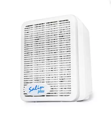 <p><strong>Domácí solná jeskyně Salin Plus, 3690 Kč</strong></p>

<p>Tento dynamický a výkonný přístroj pracuje na stejném principu jako solná jeskyně. Solné ionty čistí a ionizují vzduch, a likvidují bakterie a alergeny přímo v ovzduší. Snadno se reguluje intenzita solných iontů do ovzduší pomocí potenciometru. Vyčistí a naplní vzduch solnými ionty v prostoru až 150 m3 (velké otevřené byty, domy, ložnice, dětské pokoje, školky, družiny, zdravotní prostory apod.). Je velice tichý. Salin Plus navozuje psychickou pohodu a relaxaci. Inhalování solných iontů přispívá ke zvýšení odolnosti dýchacích cest vůči respiračním nemocem a alergenům. </p>
