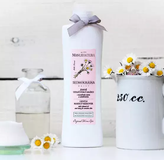 <p>Odličovací pleťové mléko Sedmikráska, pro citlivou pokožku, Manufaktura, 239 Kč (215 ml) </p>
