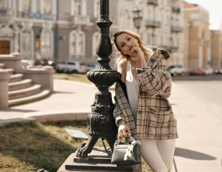 Klasické šaty, nebo pletený svetr: Vyzkoušejte tvíd. Zažívá letos velký návrat