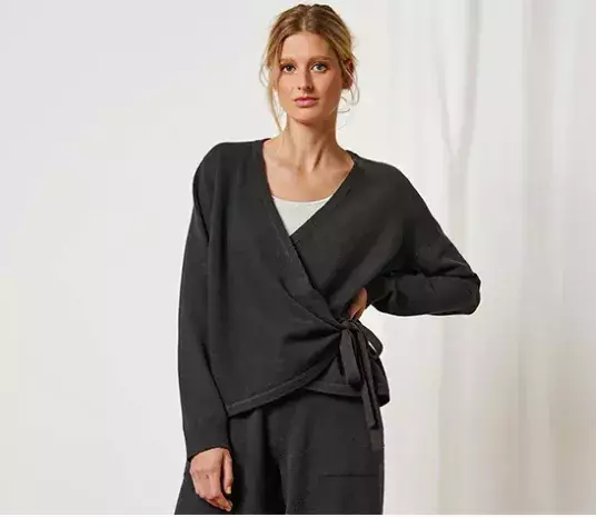 <p>Zavinovací kardigan, Tchibo, 999 Kč</p>
