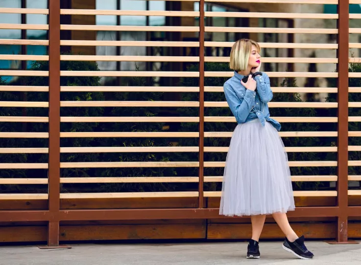 Midi sukně jako hit letošního jara. Nosit je můžete ve všech barvách i materiálech