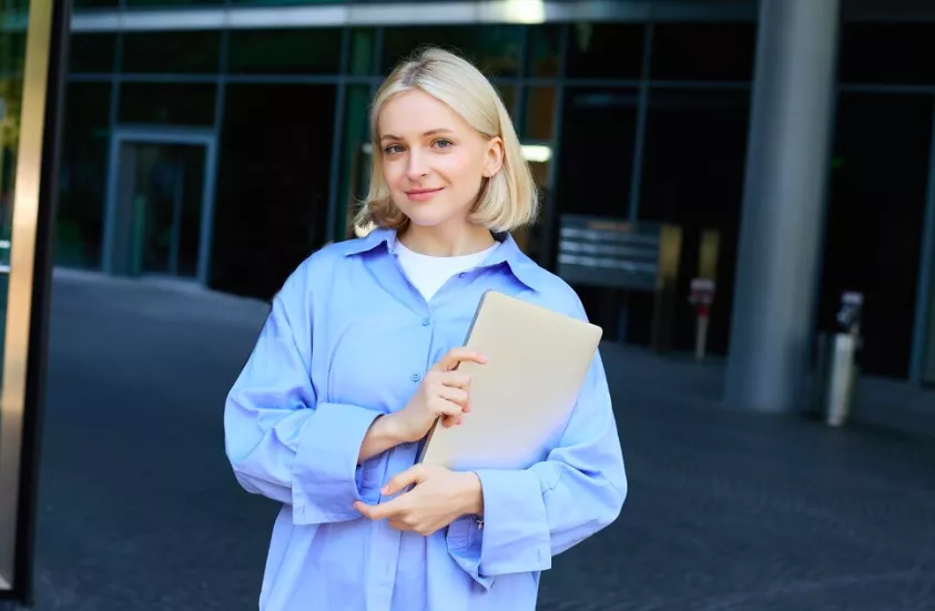 Rozepnutá košile i bílé ponožky do černých mokasínů: Školní styl se dostal na novou úroveň