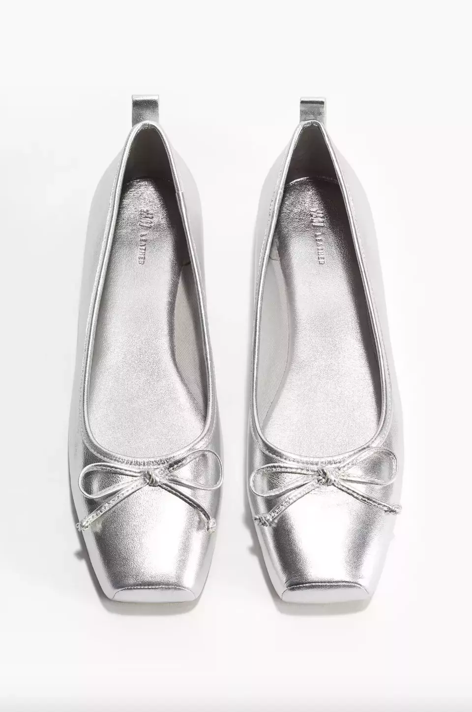 stříbrné mokasíny