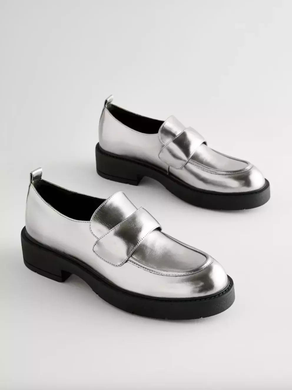 stříbrné mokasíny