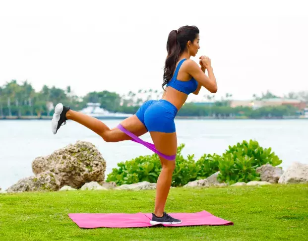 <p>Zanožování můžete provádět s gumou nebo bez ní. Jednodušší je cvičit s oporou opřete se třeba doma o zeď či židli. </p>
