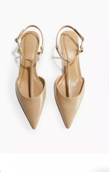 <p>Špičaté střevíčky s pásky do T, H&M, 839 Kč</p>
