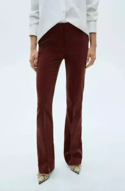 <p>Vínové kalhoty, Mango, 799 Kč</p>
