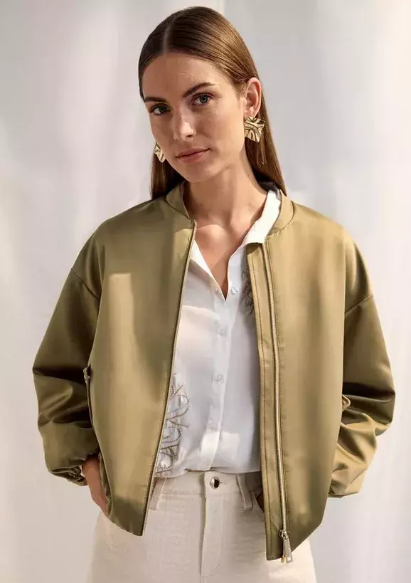 Saténový oversize bluzon s elastickým spodním okrajem, 3.999 Kč