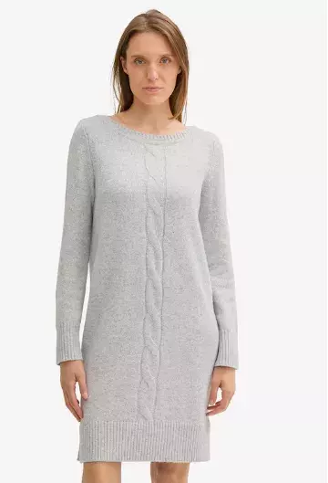 Úpletové šaty jako trend roku 2025