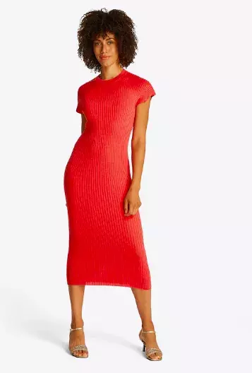 Úpletové šaty jako trend roku 2025