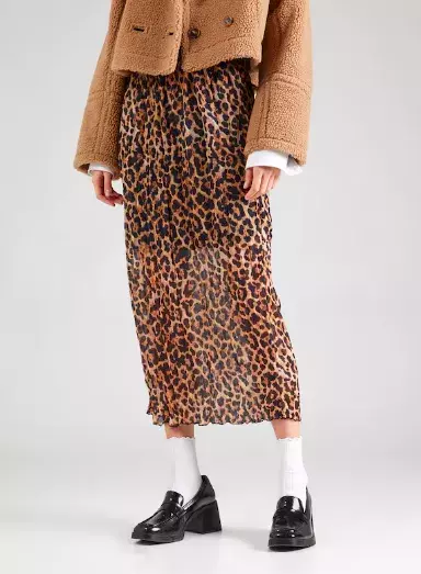 Šifon a tyl: Jak nosit jemné trendy látky jara 2025