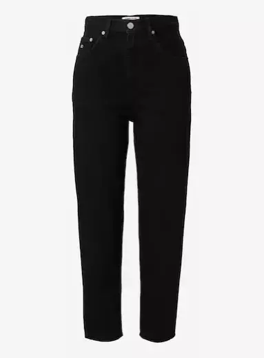 Zkrácené nebo až na zem. Správné délce džínů je třeba naslouchat