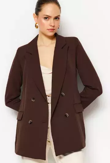 Volná saka a kalhoty hlásí návrat k čistým liniím. Přivítejte jaro pohodlně a stylově