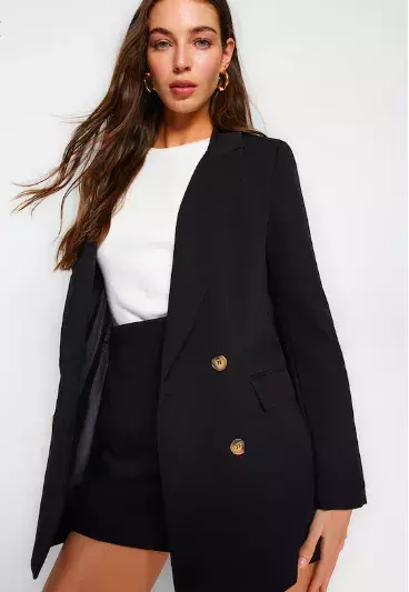 Volná saka a kalhoty hlásí návrat k čistým liniím. Přivítejte jaro pohodlně a stylově