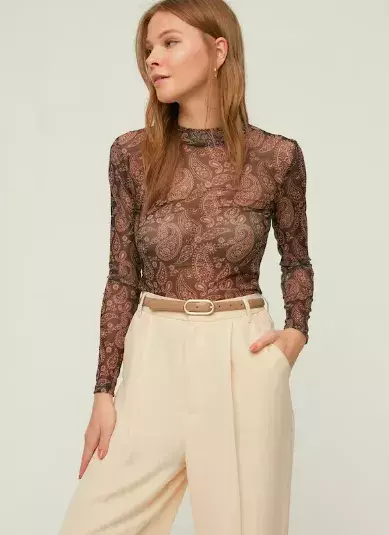 Šifon a tyl: Jak nosit jemné trendy látky jara 2025