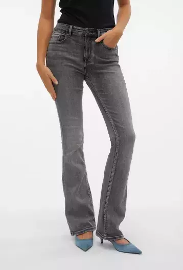 Zkrácené nebo až na zem. Správné délce džínů je třeba naslouchat