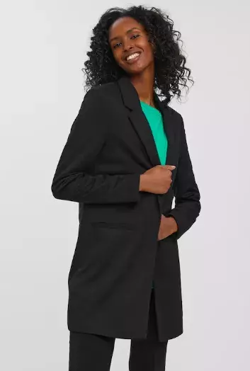 Volná saka a kalhoty hlásí návrat k čistým liniím. Přivítejte jaro pohodlně a stylově