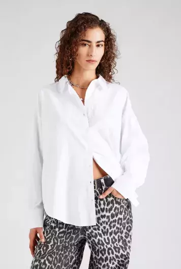 Rozepnutá košile i bílé ponožky do černých mokasínů