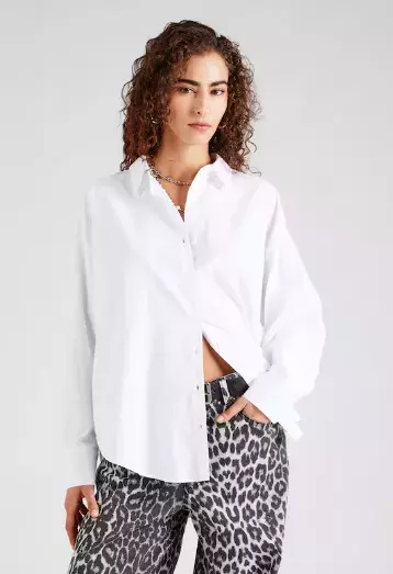 Rozepnutá košile i bílé ponožky do černých mokasínů