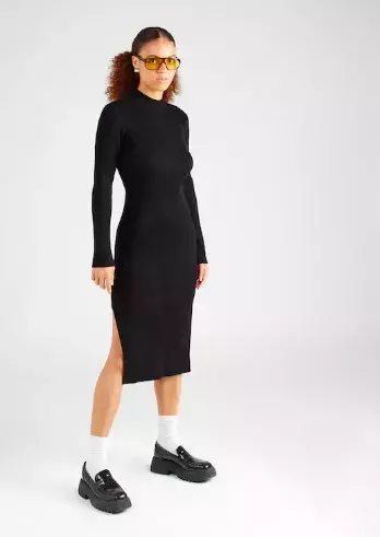 Úpletové šaty jako trend roku 2025