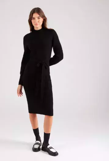 Úpletové šaty jako trend roku 2025