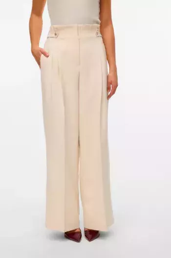 Volná saka a kalhoty hlásí návrat k čistým liniím. Přivítejte jaro pohodlně a stylově