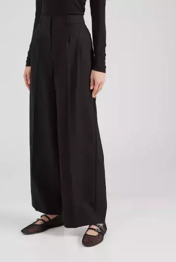 Volná saka a kalhoty hlásí návrat k čistým liniím. Přivítejte jaro pohodlně a stylově