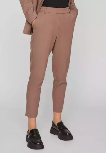 Letošní jaro volá po hnědých sukních a kalhotách