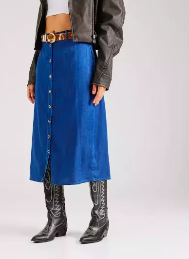 Klasické džíny? Už nikdy víc. Na jaře 2025 se nosí všechno jiné než klasika