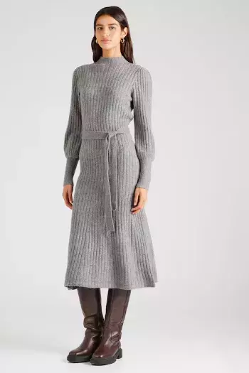 Úpletové šaty jako trend roku 2025