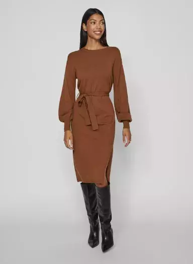 Úpletové šaty jako trend roku 2025