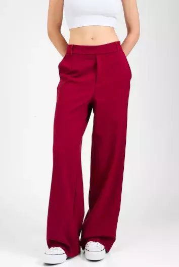 Volná saka a kalhoty hlásí návrat k čistým liniím. Přivítejte jaro pohodlně a stylově