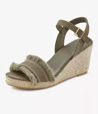 Nudí vás bílá? Pak obujte boty v jedné z trendy barev roku 2025