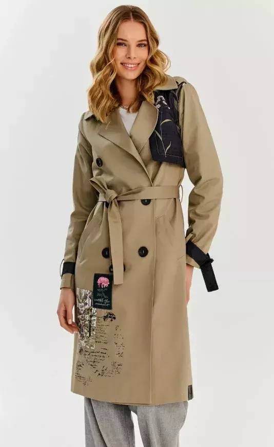 Trenčkot s výšivkami a potiskem, Naoko, 3 500 Kč