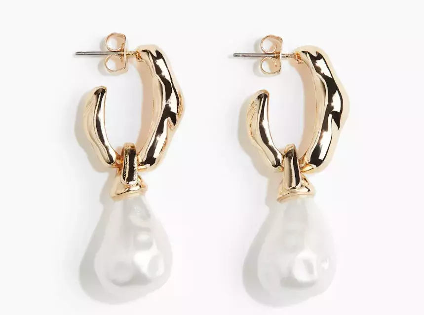 Klenuté náušnice s přívěskem, H&M, 189 Kč