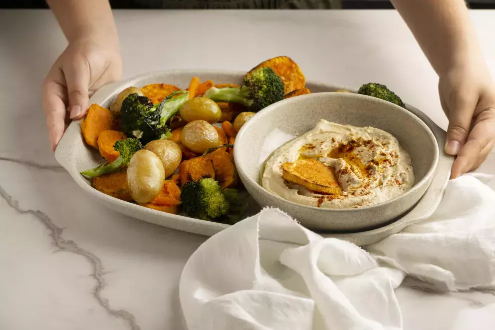 Pečená zelenina s kuskusem a česnekovým dipem