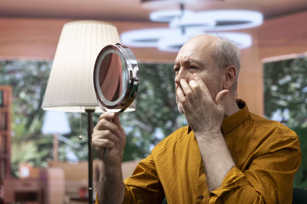 muž se dívá do zrcadla