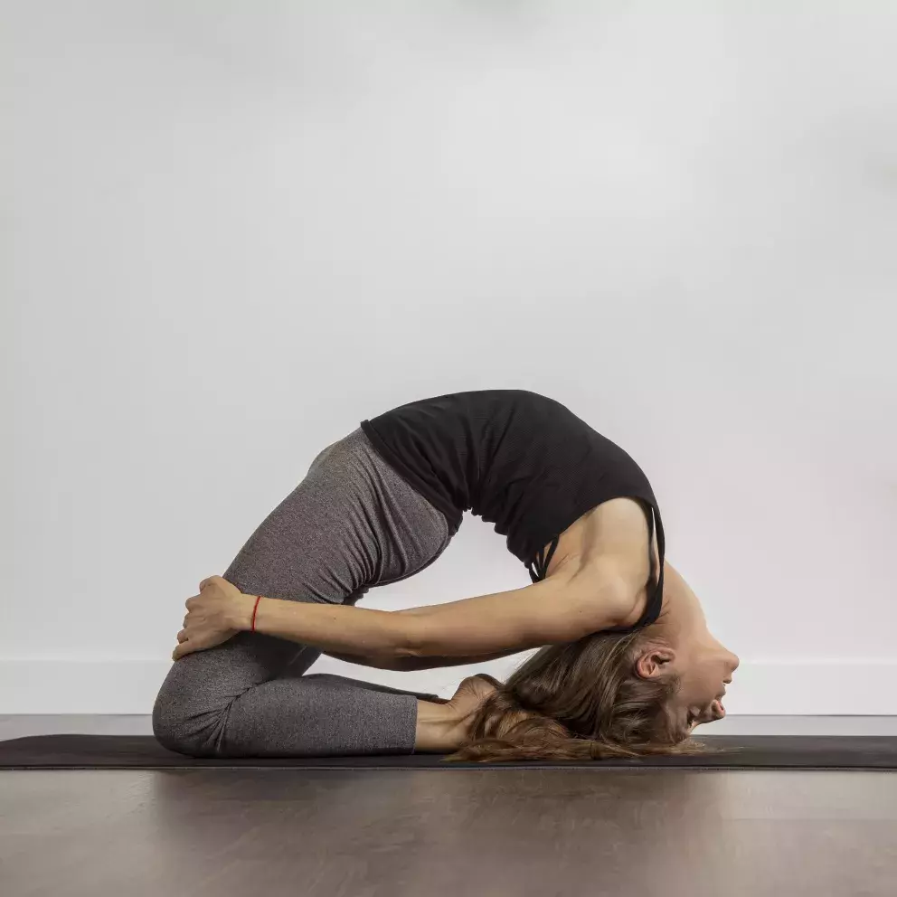 Žena v pozici velblouda