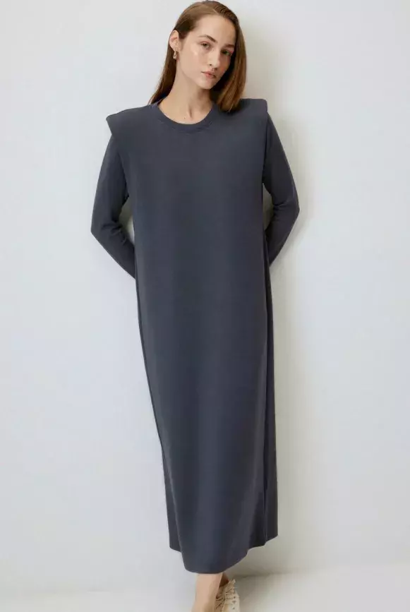 Šaty s velkými rameny, Touché Privé, 1 759 Kč