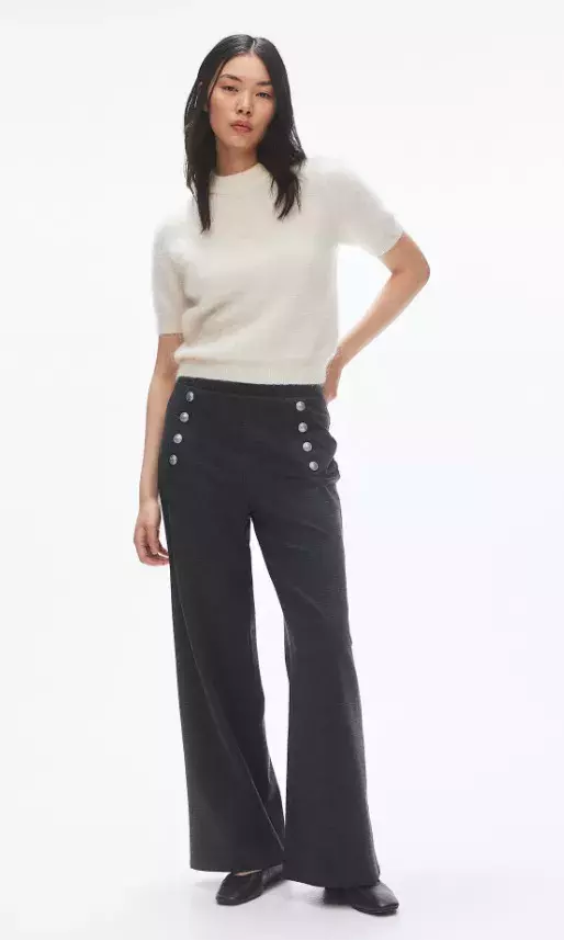 Kalhoty s předními knoflíky, H&M, 249 Kč (původní cena 479 Kč)