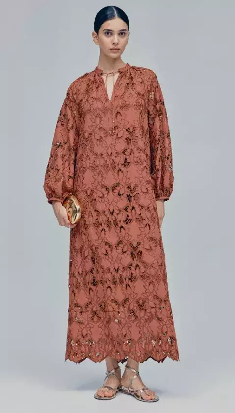 Šaty s madeirou, H&M, 2 999 Kč