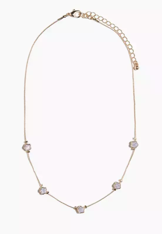 Náhrdelník zlaté barvy s fialovými kamínky, H&M, 189 Kč