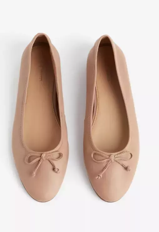 Pudrově růžové kožené baleríny, H&M, 1 199 Kč